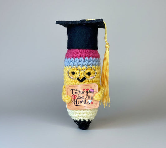 Gehäkelte Bleistift-Figur mit Diplomhut – Vorderansicht, Abschlussgeschenk für Lehrer