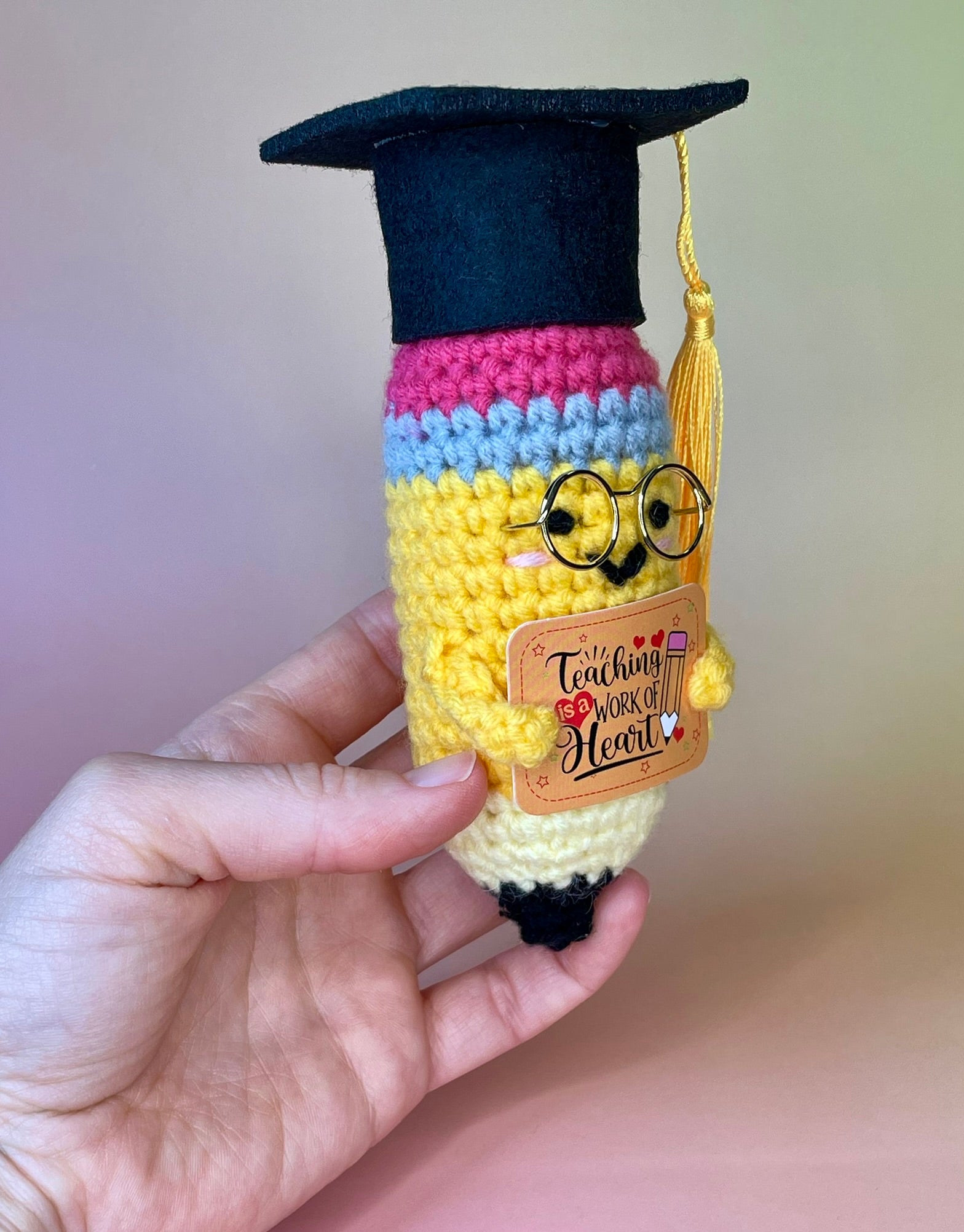 Gehäkelte Bleistift-Figur mit Diplomhut in der Hand – Größenvergleich, handgefertigtes Lehrergeschenk