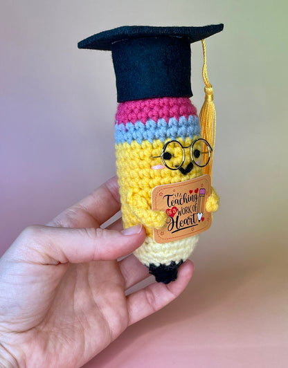 Gehäkelte Bleistift-Figur mit Diplomhut in der Hand – Größenvergleich, handgefertigtes Lehrergeschenk