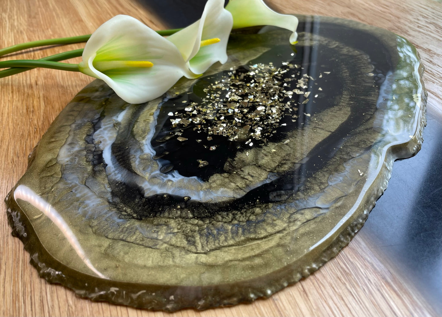 Deko-Tablett handgegossen aus Epoxidharz in Farbe "Midnight Black & Gold" - Detailansicht 