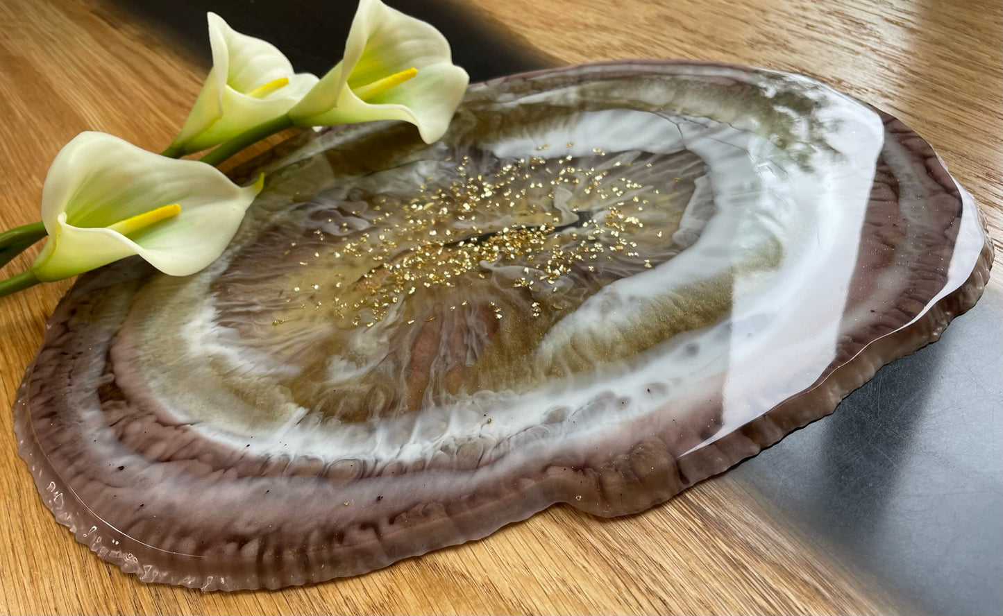 Deko-Tablett handgegossen aus Epoxidharz in Farbe "Smoky Bordeaux Gold" -  Detailansicht 