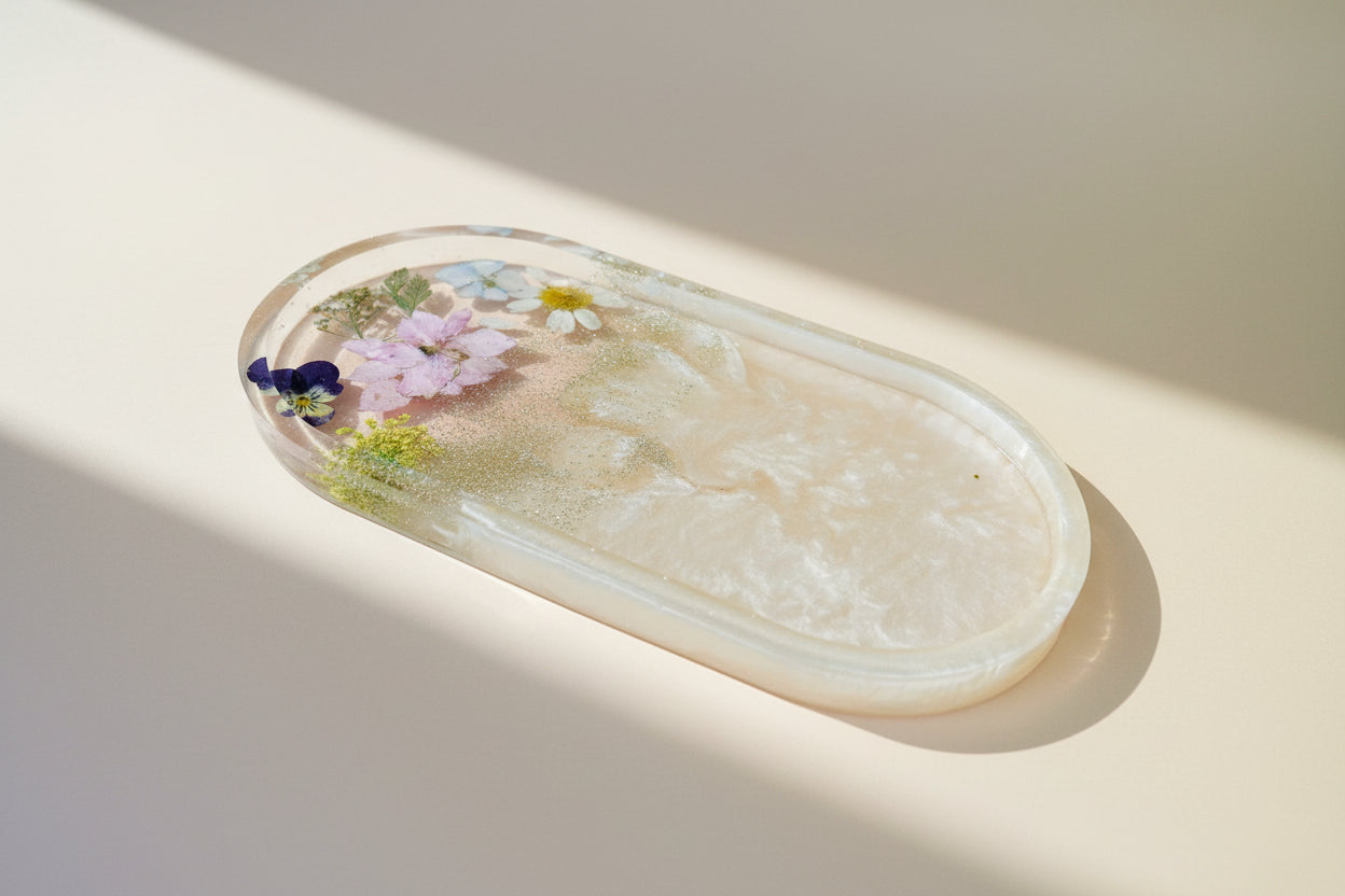 Kleines Tablett aus Epoxidharz in Champagne mit Glitzer und echten Blüten 