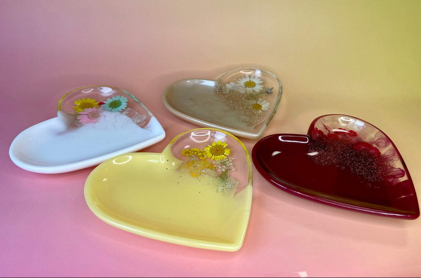 Herzförmige Schälchen aus Epoxidharz mit echten Blumen in verschiedenen Farben 