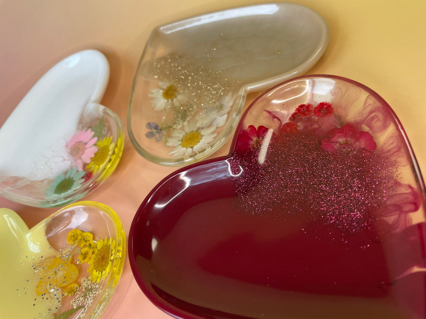 Herzförmige Schälchen aus Epoxidharz mit echten Blumen in verschiedenen Farben - Details 