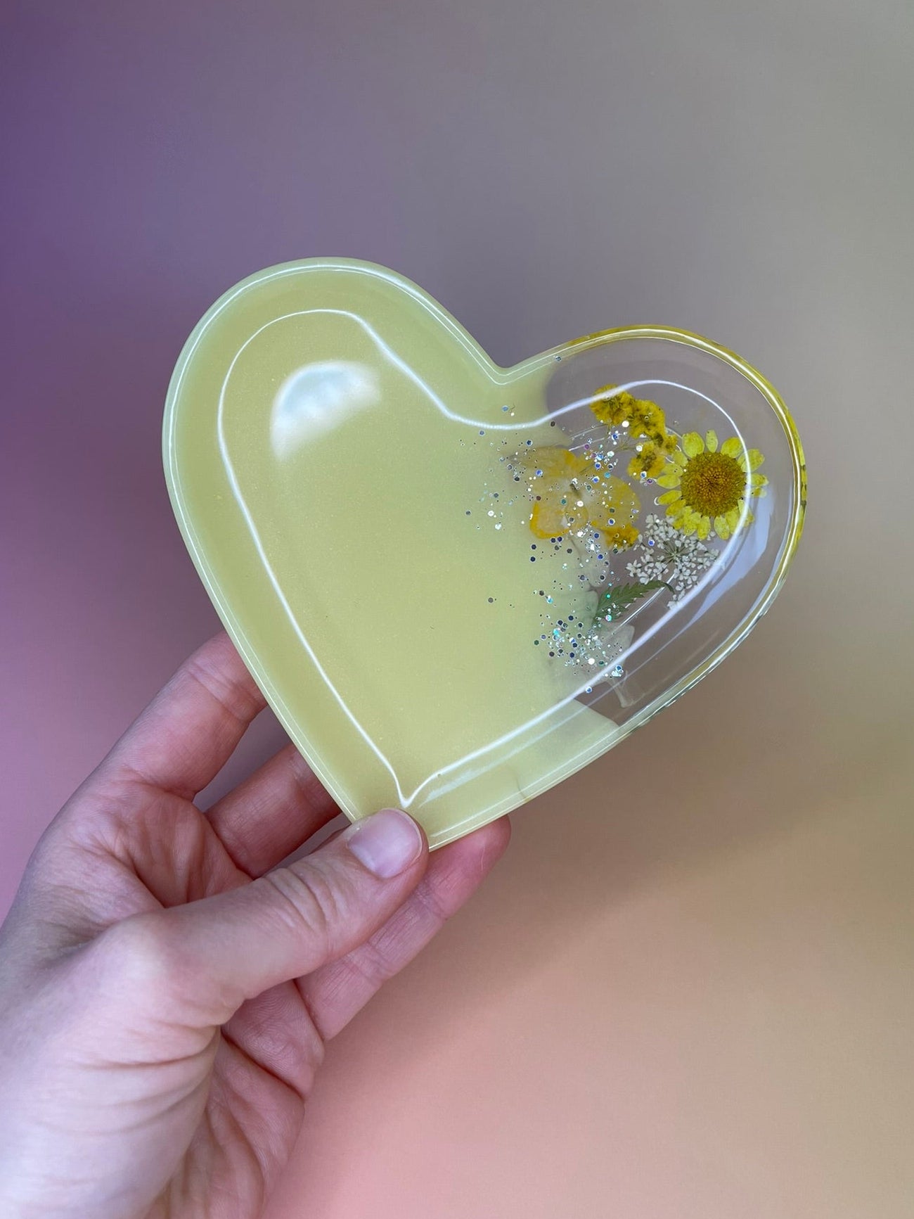Gelbe Herz-Schmuckschale aus Epoxidharz mit Glitzer und echten Blüten - handgemacht aus Epoxidharz