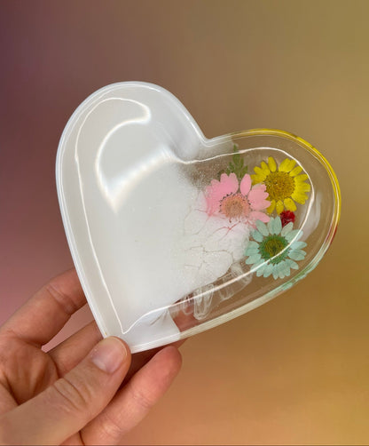 Weiße handgemachte Herz-Schmuckschale aus Epoxidharz mit leichtem Glitzer und echten Blüten 