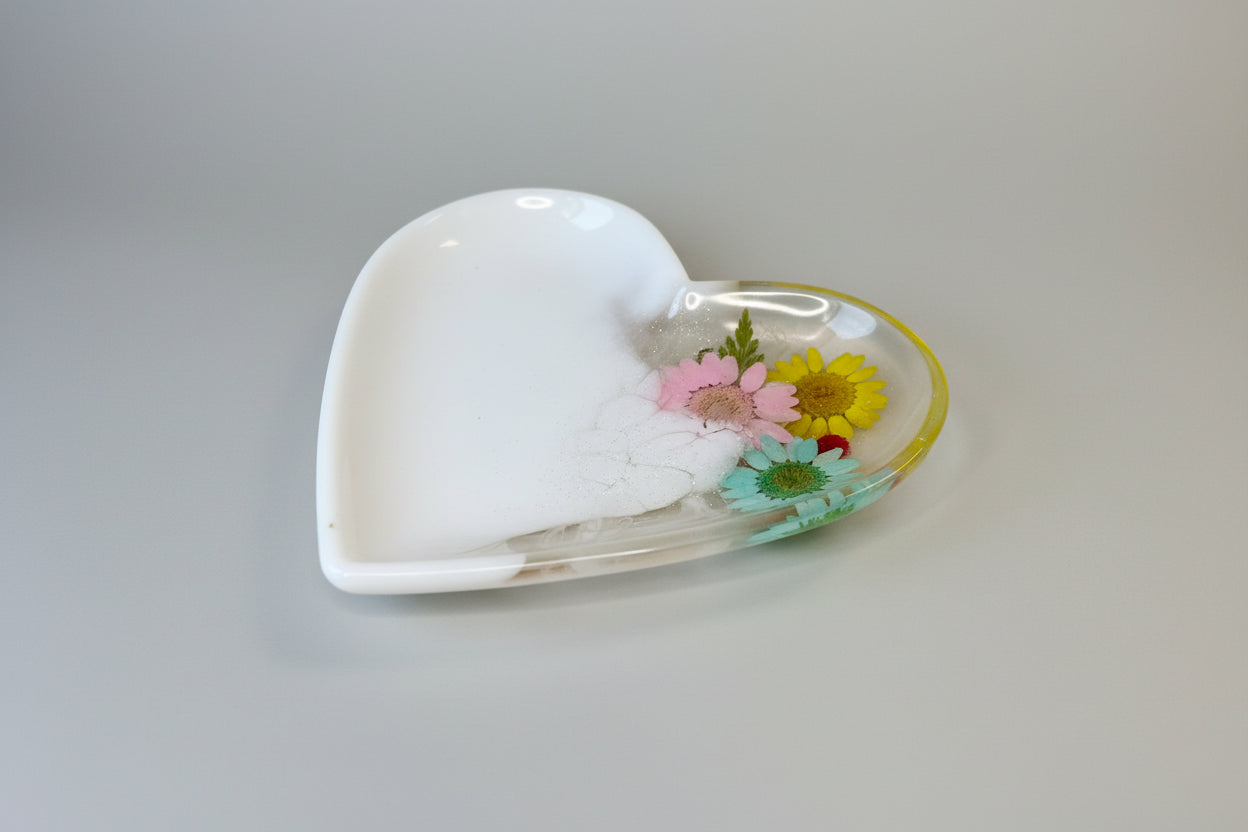 Herz-Schmuckschale in Weiß mit Glitzer und bunten Blumen 