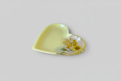 Kleine Schale in Herzform, Farbe Hellgelb mit Glitzer und echten Blumen 