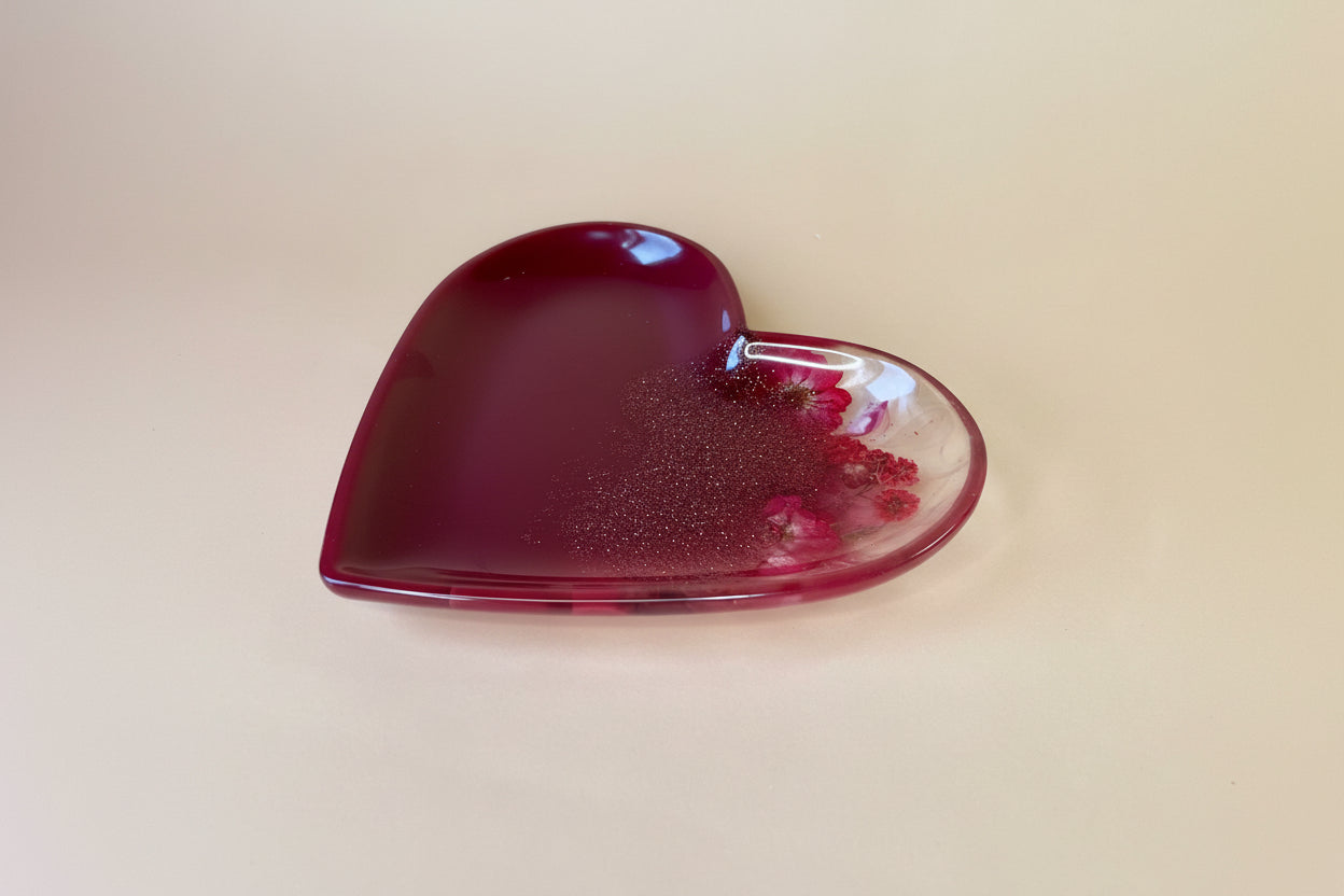Herzförmiges Schälchen aus Epoxidharz mit echten Blumen in Dunkelrot