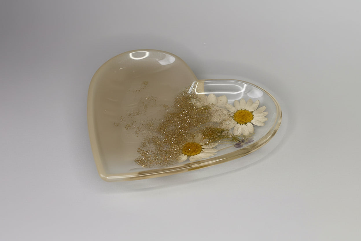 Kleine Schmuckschale aus Epoxidharz in Beige - mit echten Blüten und Glitzer