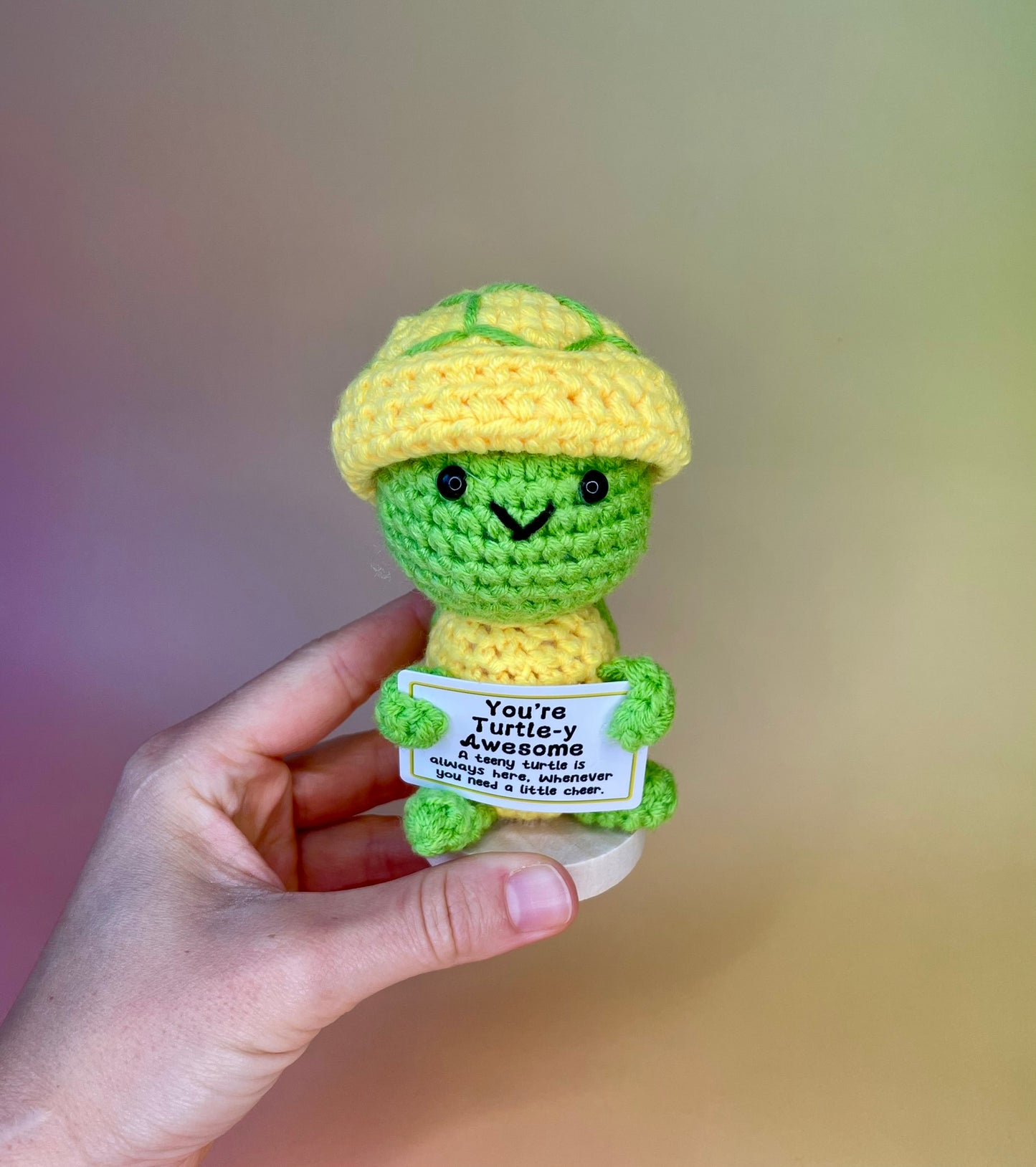 Premium positive Schildkröte - gehäkelte Figur mit motivierender Botschaft in der Hand gehalten