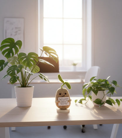 Positive Potato mit grünem Blatt am Kopf im sonnigen Büro neben den Zimmerpflanzen hingestellt
