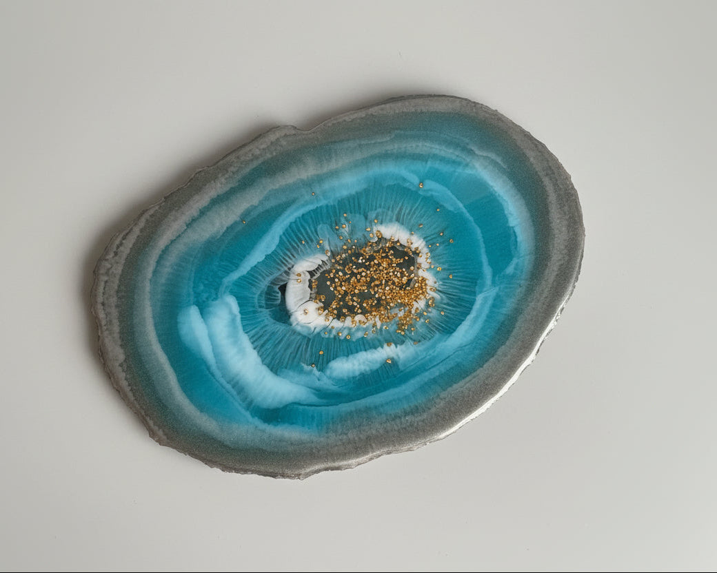 Handgefertigtes Deko Tablett aus Epoxidharz in der Farbe "Lagoon Blue"