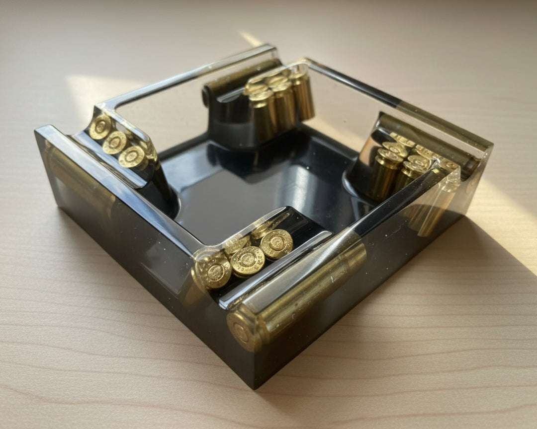 Industrial Aschenbecher aus Epoxidharz mit eingegossenem Recycelten Messing in Khakigrün.