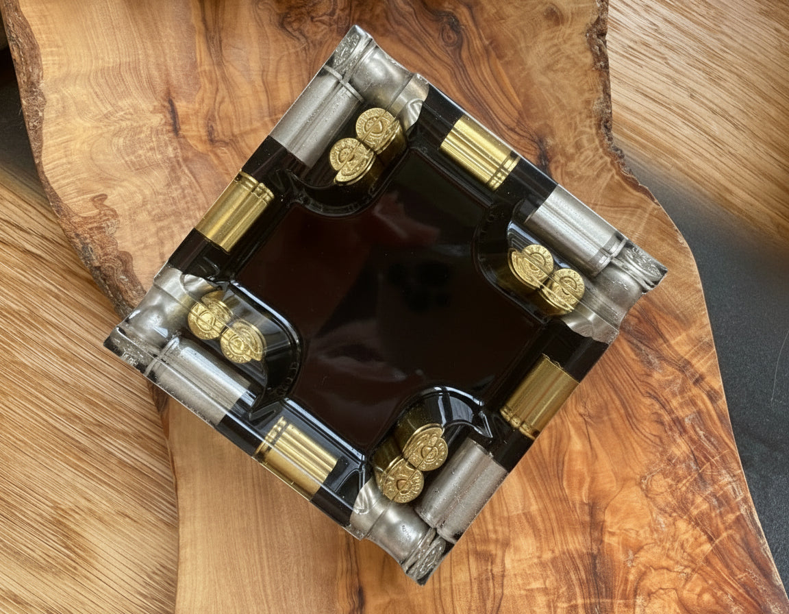 Aschenbecher aus Epoxidharz mit eingegossenem Recycelten Messing in Silber und Gold, auf dem Holztisch Ansicht von oben 