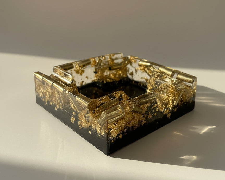 Glänzender Aschenbecher aus Epoxidharzmit eingegossenem Recycelten Messing in Gold und Goldflakes 