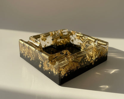 Glänzender Aschenbecher aus Epoxidharzmit eingegossenem Recycelten Messing in Gold und Goldflakes 