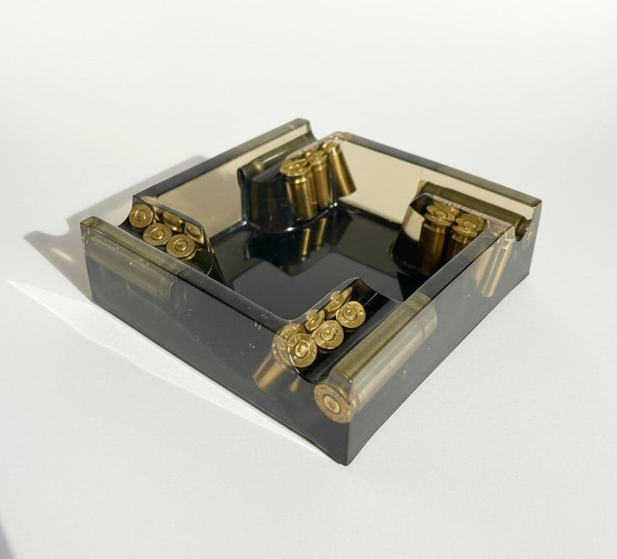 Glänzender Aschenbecher aus Epoxidharz mit Patronenhülsen in Militärgrün und Gold 