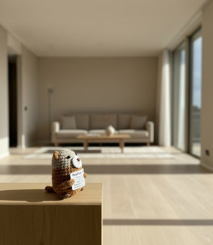 Positive Otter im Wohnzimmer - gehäkelte Otter Figur als Mutmacher
