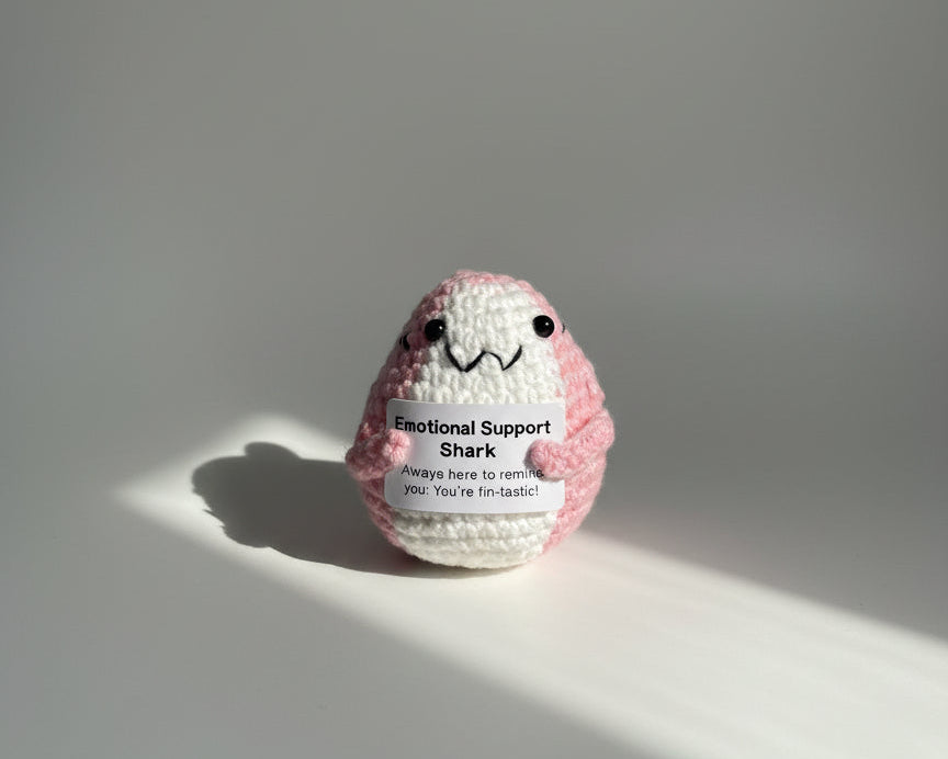 Gehäkelter Amigurumi Hai mit positiver Botschaft in Rosa - Studiofoto