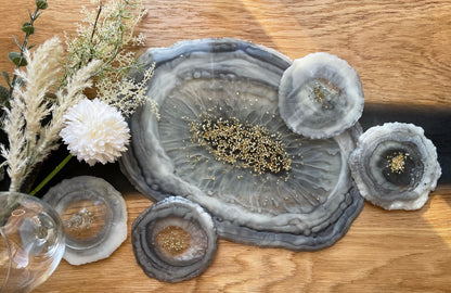 Epoxidharz Deko Tablett mit den passenden Untersetzer und einem Weinglas in "Marble Grey" 