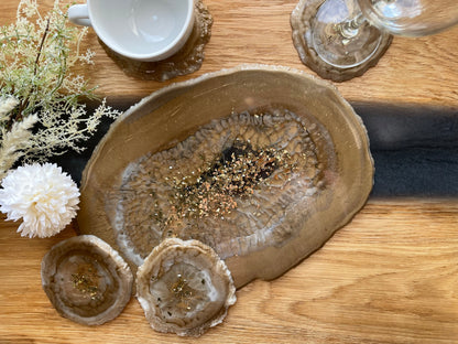 Epoxidharz Deko-Tablett in "Golden Sand" mit den passenden Untersetzern und Weingläser