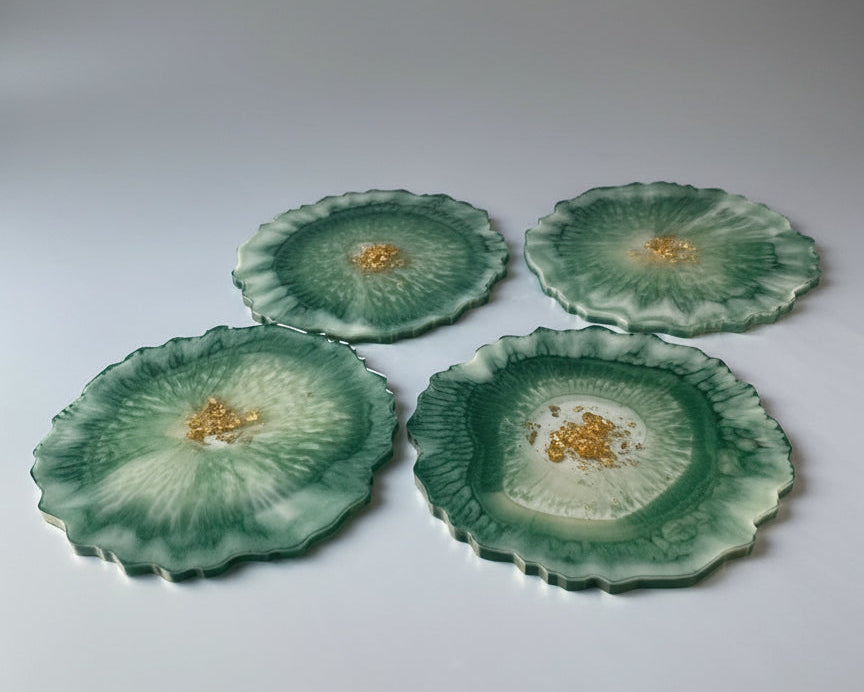 4er Set Untersetzer aus Epoxidharz in Grün-Gold - Studiofotografie 