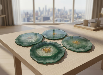 4er Set Epoxidharz Untersetzer - Umrandung Natur auf einem Tisch gelegt 