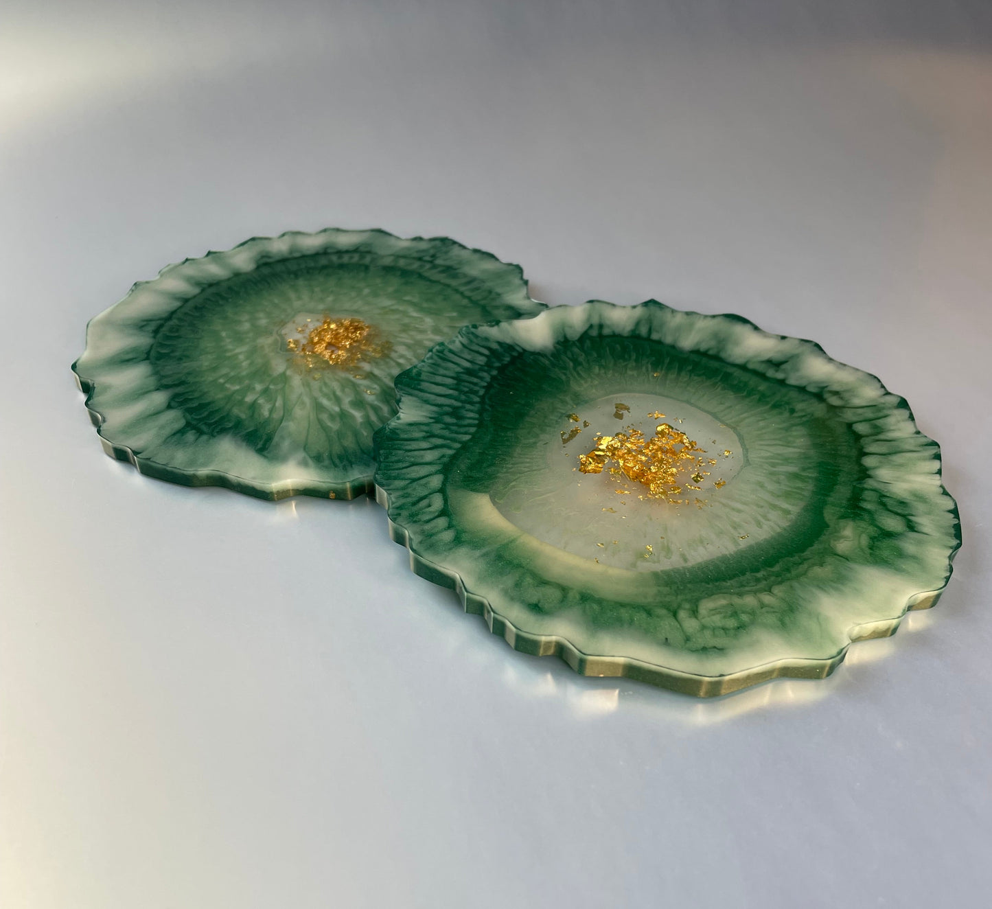 Untersetzer aus Epoxidharz - Umrandung natur - 2er Set in Grün-Gold, Studioaufnahme