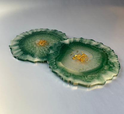 Untersetzer aus Epoxidharz - Umrandung natur - 2er Set in Grün-Gold, Studioaufnahme