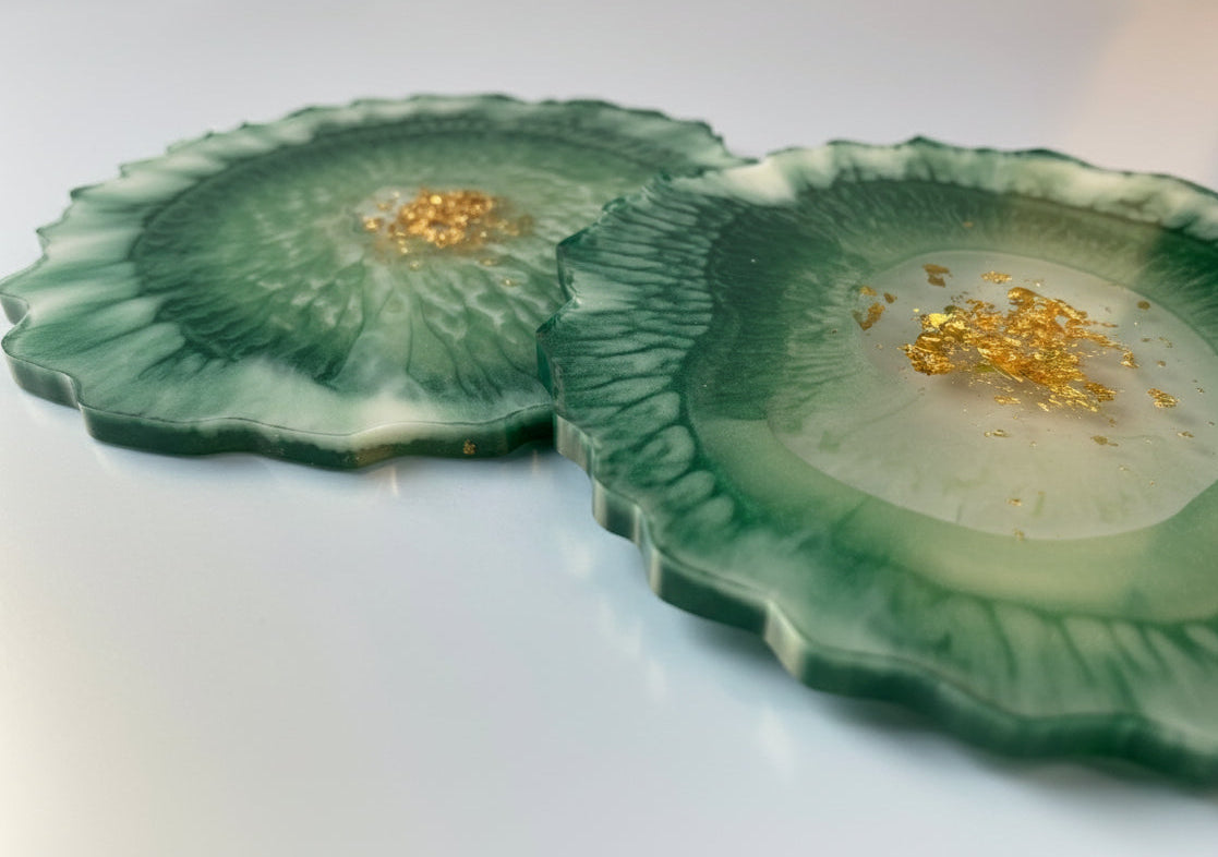 Untersetzer aus Epoxidharz - Umrandung natur - 2er Set in Grün-Gold, Rand Natur, Detailaufnahme