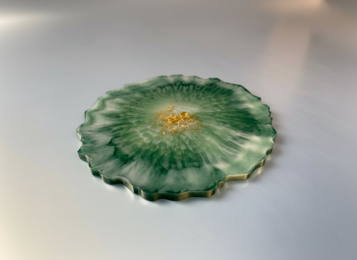 Einzelner Untersetzer - aus Epoxidharz, handgefertigt, in Grün-Gold, Rand Natur, Studiofoto