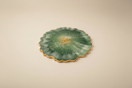 Einzelner Untersetzer - aus Epoxidharz, handgefertigt, in Grün-Gold, Rand Natur, Studiofoto