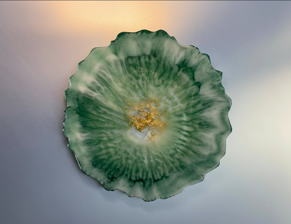 Grüner Epoxidharz Untersetzer in Verwendung - handgefertigt ca. 12 cm
