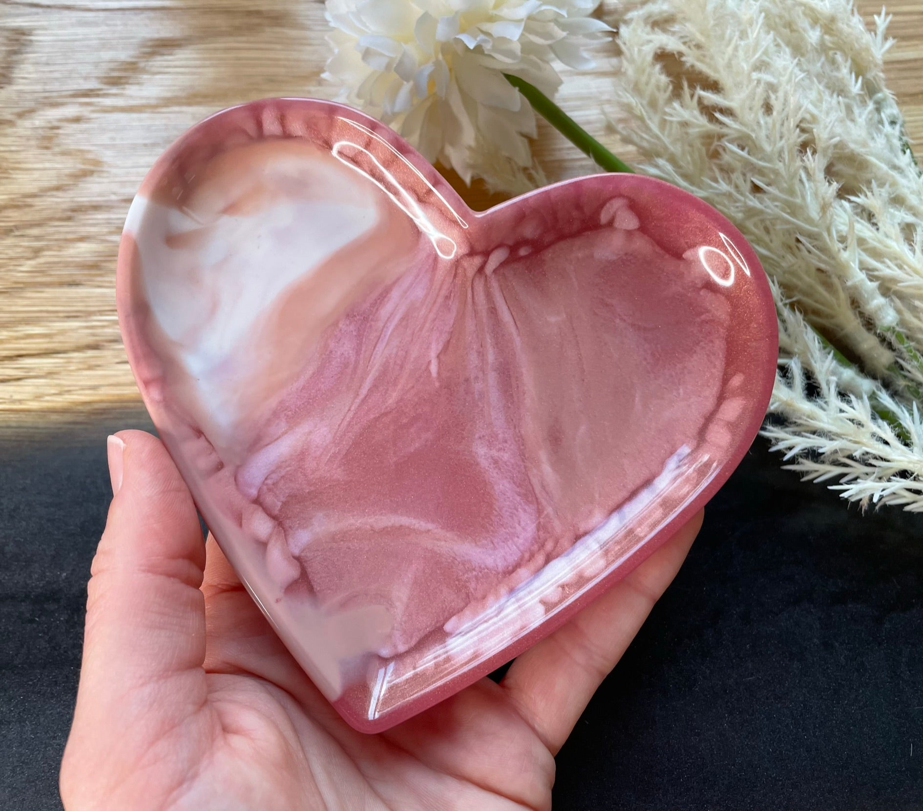 Rosa Herz-Schmuckschale aus Epoxidharz - in der Hand gehalten 