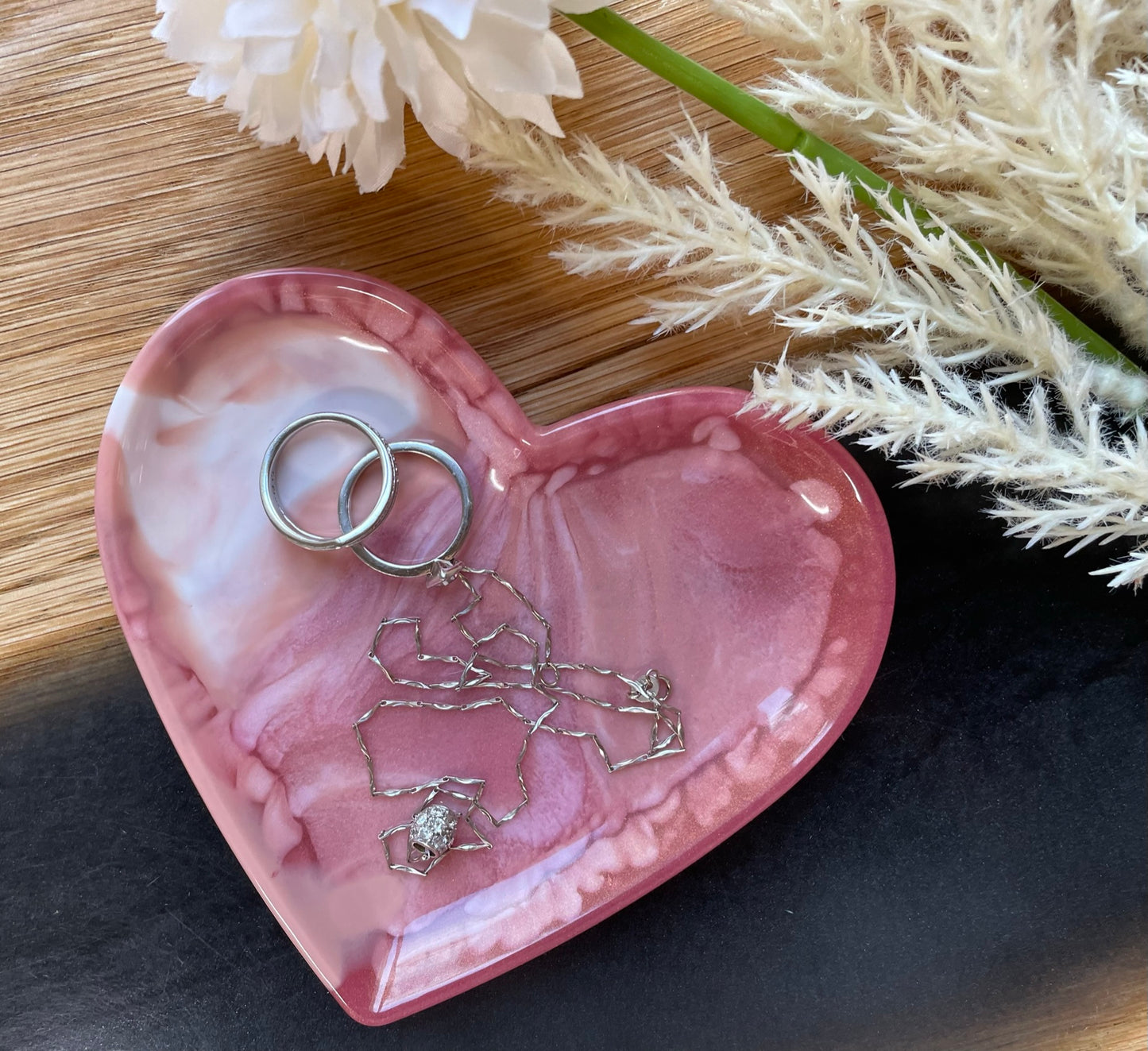 Rosa farbige Schmuckschale aus Epoxidharz - herzförmig, mit Marmor Optik 