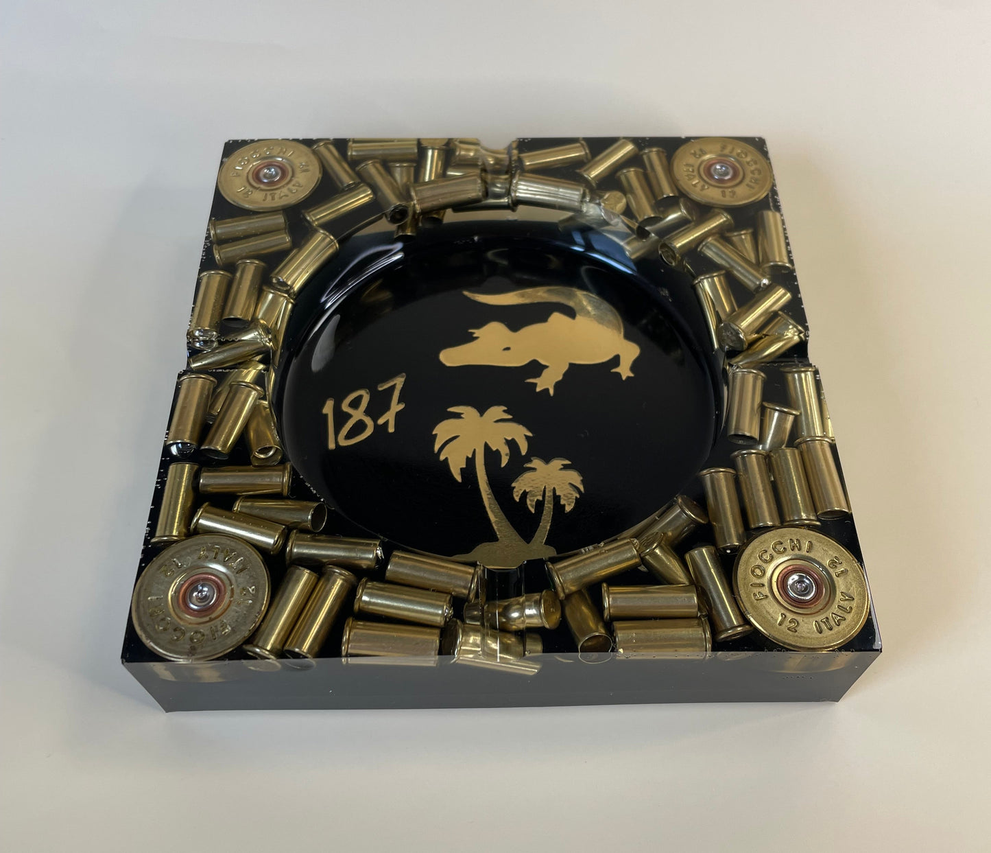 Epoxidharz Aschenbecher in Rap-Fan-Style - mit Palm und Krokodil Motiven in Gold-Schwarz - Ansicht von oben