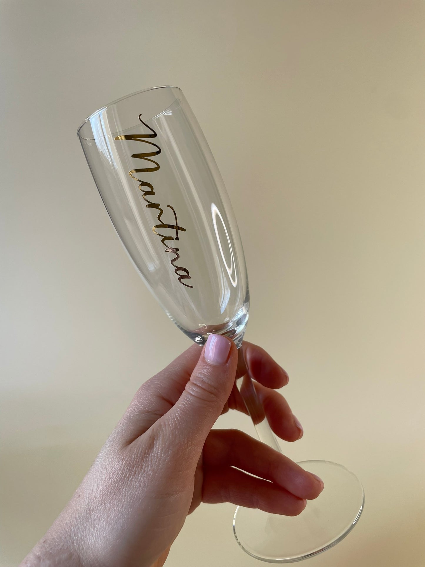 Personalisiertes Sektglas mit Namen in der Farbe Gold glänzend