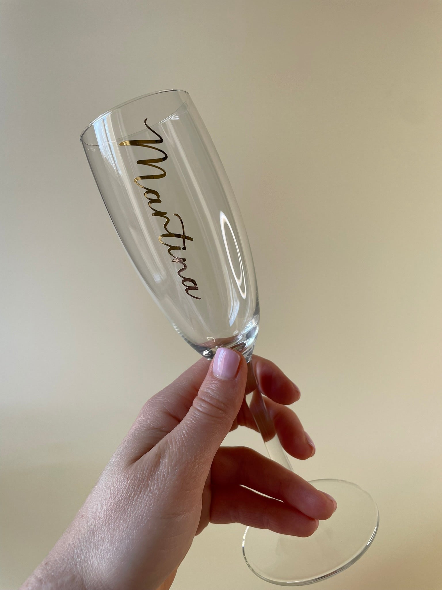 Personalisiertes Sektglas mit Namen in der Farbe Gold glänzend