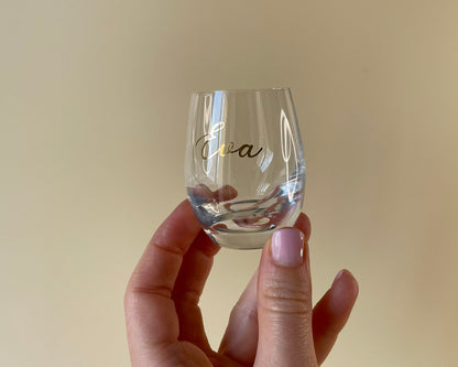 personalisiertes Snapsglas in der Hand gehalten 