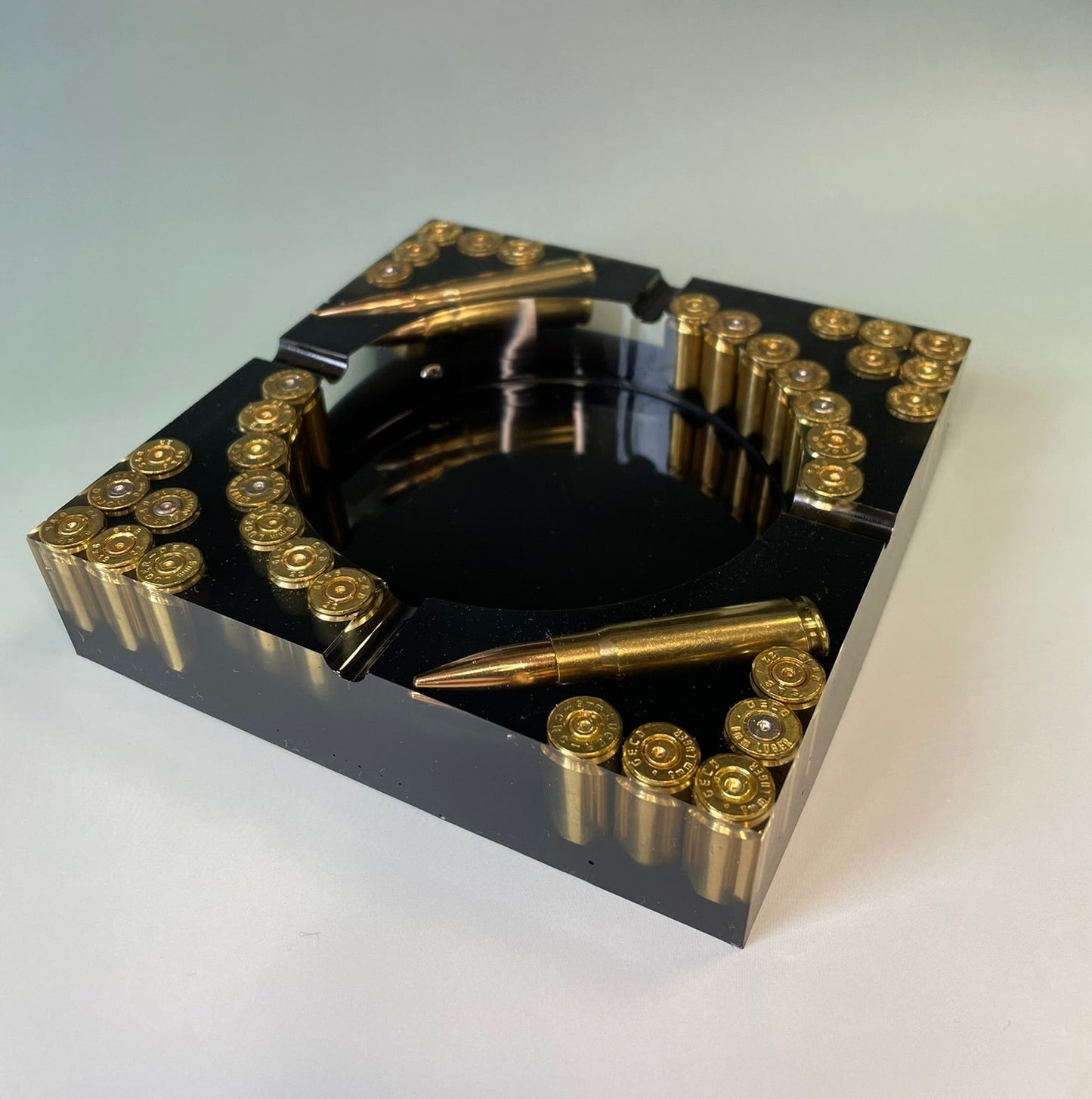 Epoxidharz Aschenbecher mit recycelten Messinghülsen AK-47 Style