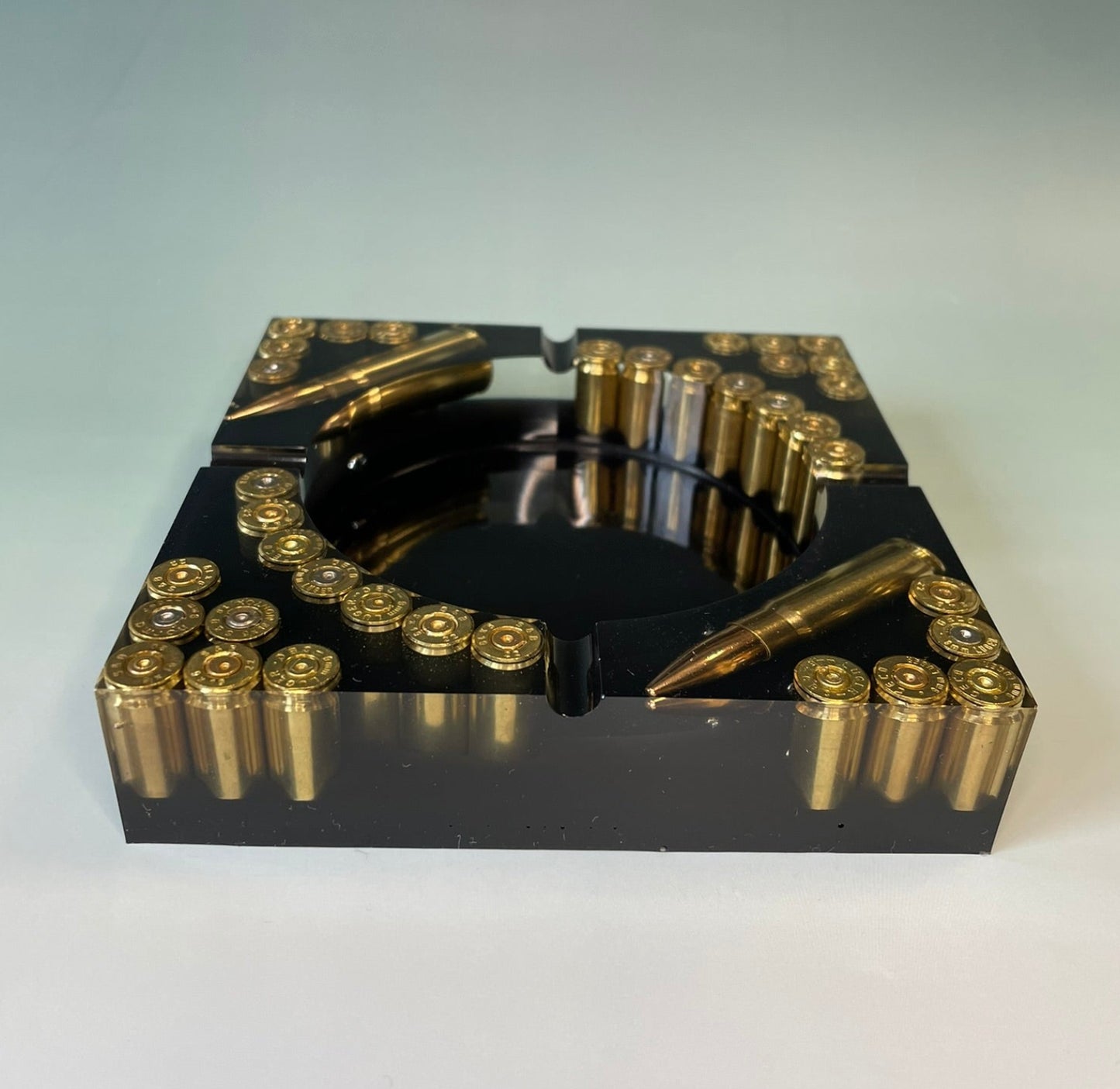 Epoxidharz Aschenbecher mit recycelten Messinghülsen in Schwarz - Gold
