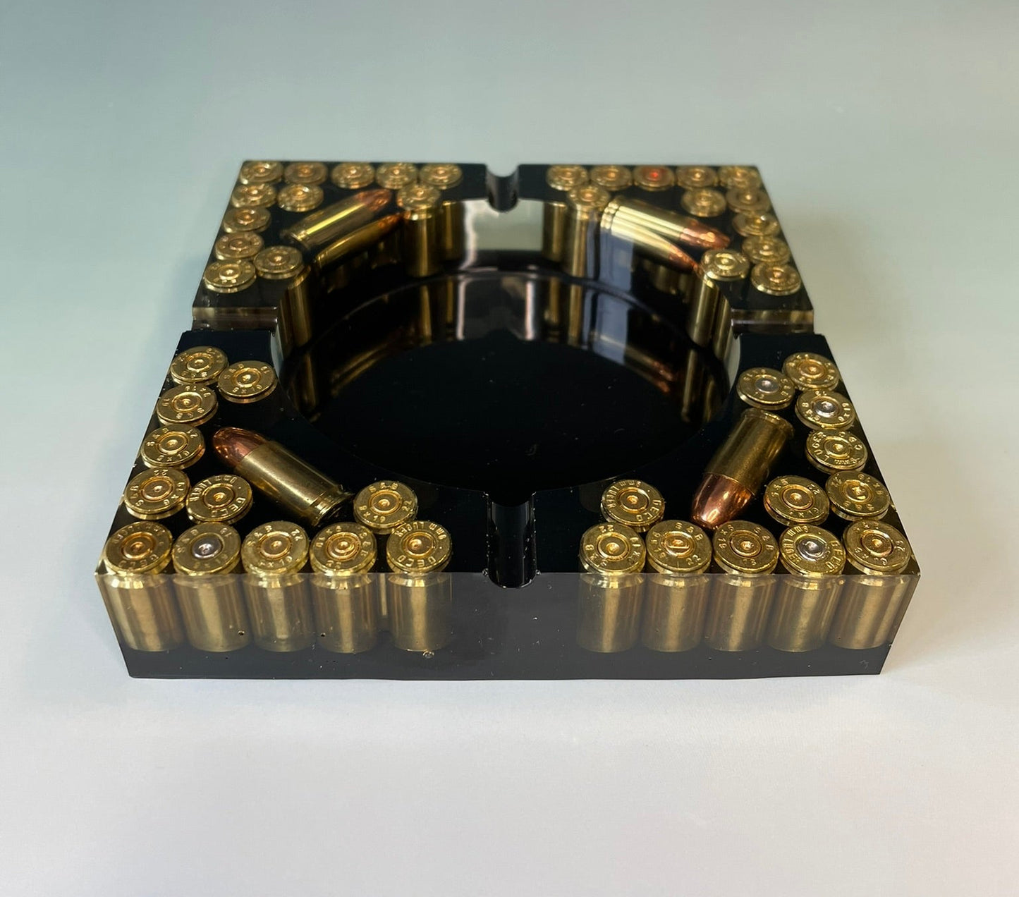 Epoxidharz Aschenbecher mit recycelten Messinghülsen in 9mm Style