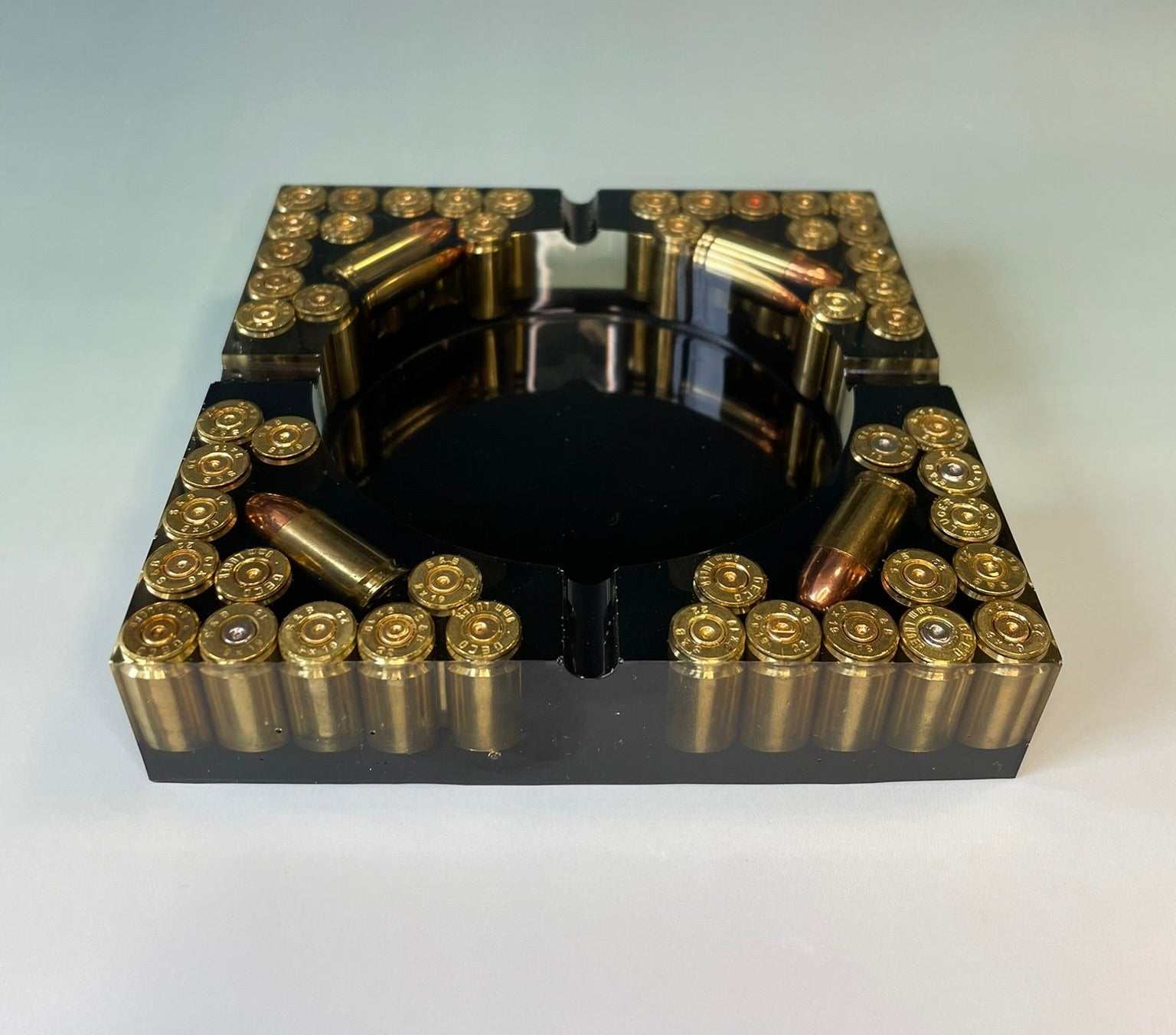 Epoxidharz Aschenbecher mit recycelten Messinghülsen in 9mm Style
