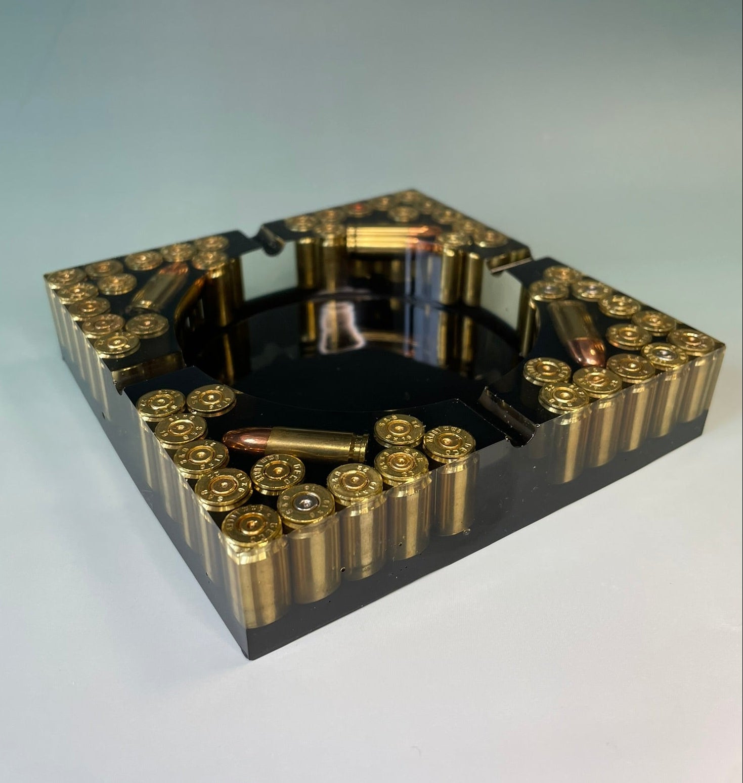Epoxidharz Aschenbecher mit recycelten Messinghülsen - 9 mm Style 