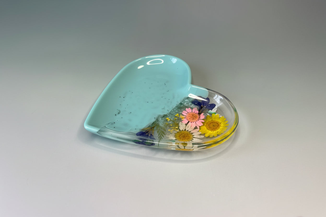 Herzförmige Schmuckschale mit Echten Blüten – Handgefertigtes Epoxidharz-Unikat