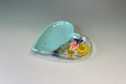 Herzförmige Schmuckschale mit Echten Blüten – Handgefertigtes Epoxidharz-Unikat