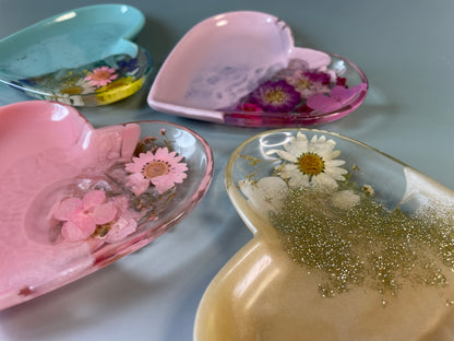 Herzförmige Schmuckschale mit Echten Blüten – Handgefertigtes Epoxidharz-Unikat