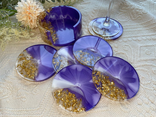 Handgefertigtes Epoxidharz Untersetzer Set 6er in Lila-Violett mit Goldflocken - Luxuriöse Tischdeko mit marmoriertem Muster, Halter und Weinglas
