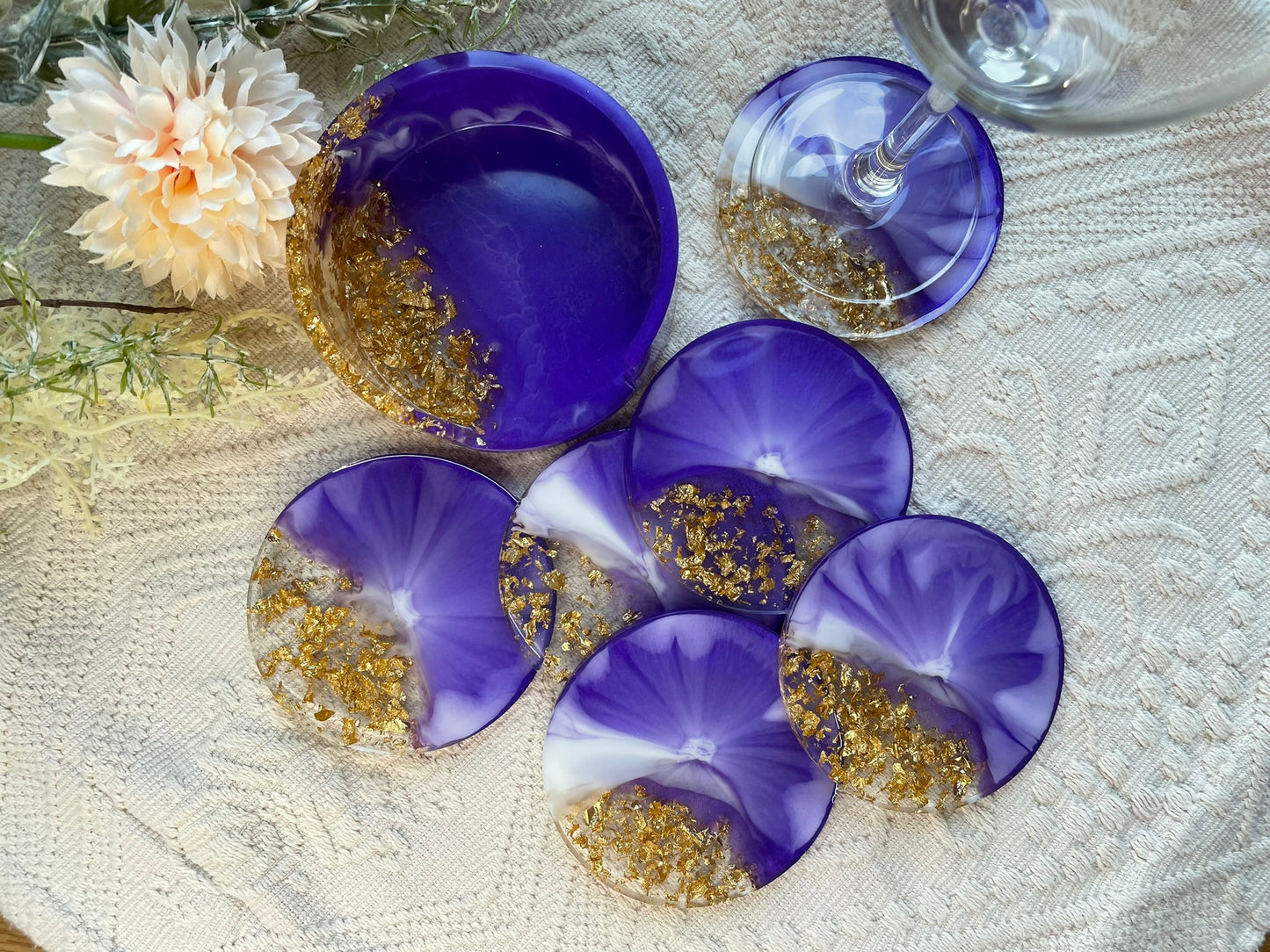 Detailansicht Resin Untersetzer Lila-Violett Gold - 6 runde Untersetzer mit schimmernden Goldflocken, elegantem Halter und marmoriertem Farbverlauf
